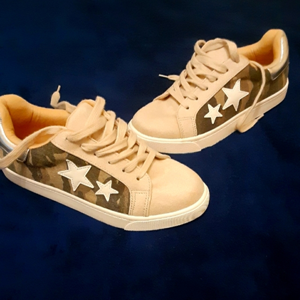 NWOT Women's Size 8.5 Camo Sneakers